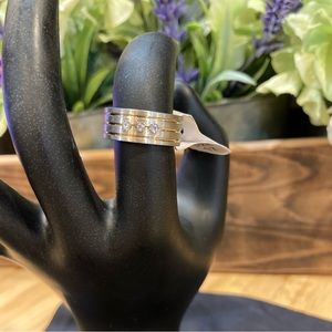 NWOT Very pretty silver band with 3 stones